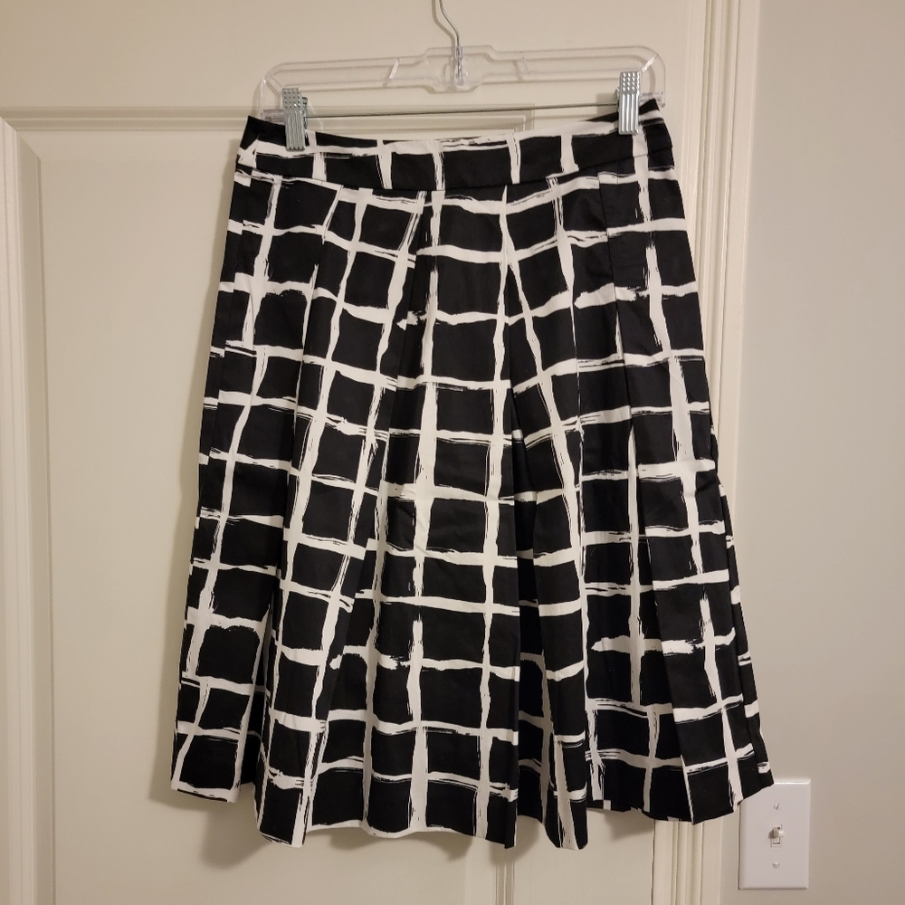 Loft midi skirt, size 2, black and white design